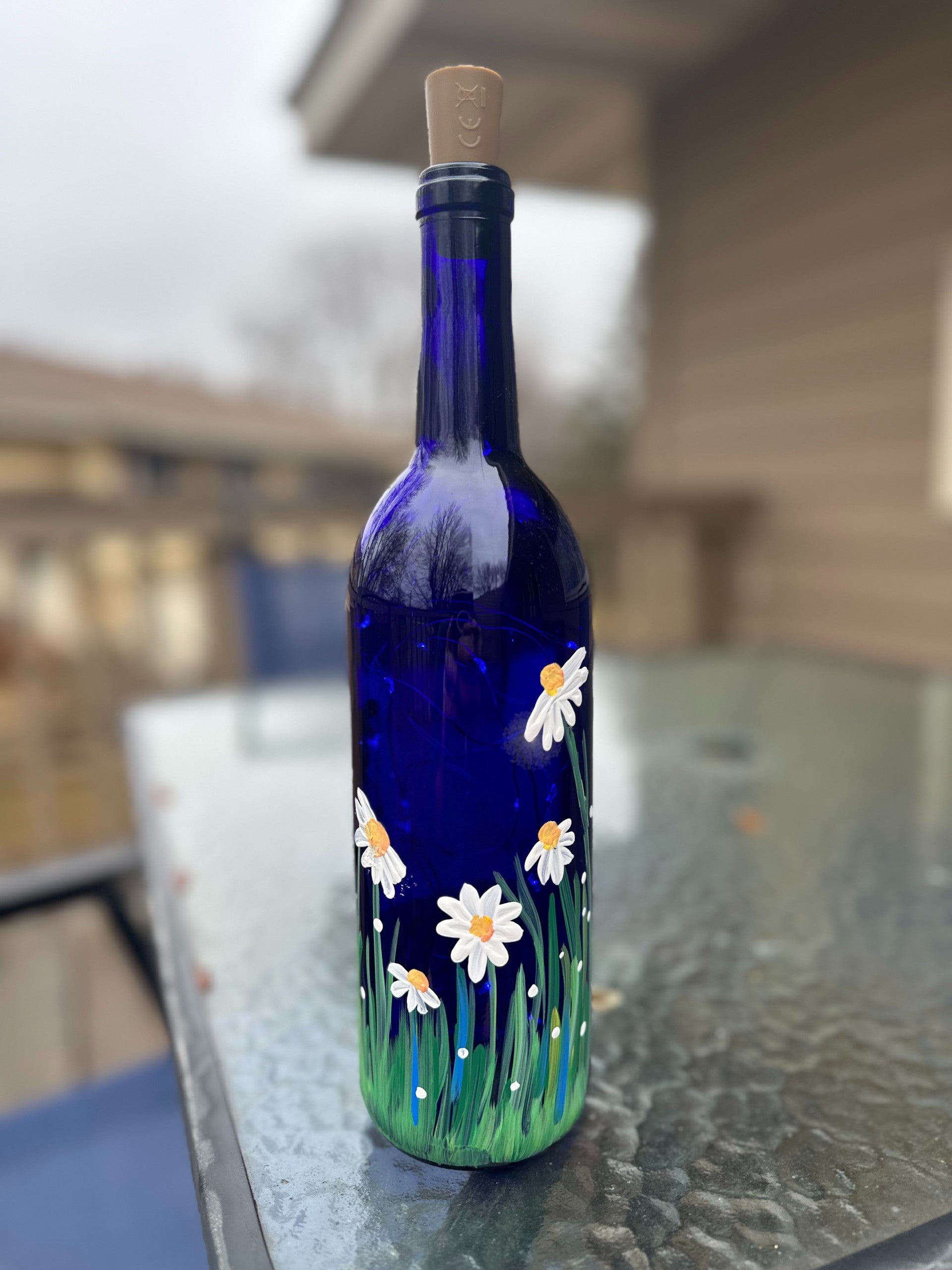 Lee Izumida painting wine bottle リー イズミダ LET'S PAINT THE BOTTLE AND PUT SOME FLOWERS Paint Workshop by LEE